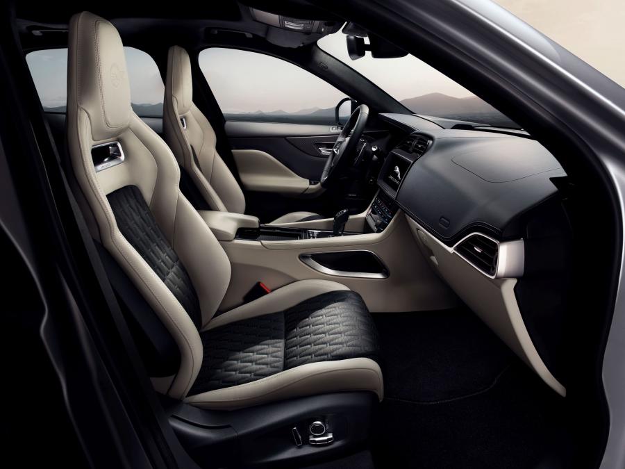 Интерьер Jaguar F-Pace SVR 2018 года  (WW) (фото 14 из 115)